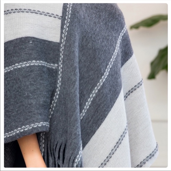 Soft Two Tone Gray Fringe Poncho - Picture 3 of 3